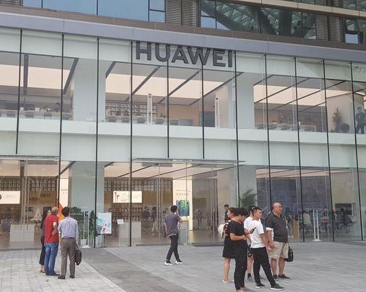 Как торгуют смартфонами в Шанхае. Визит во флагманский магазин компании Huawei
