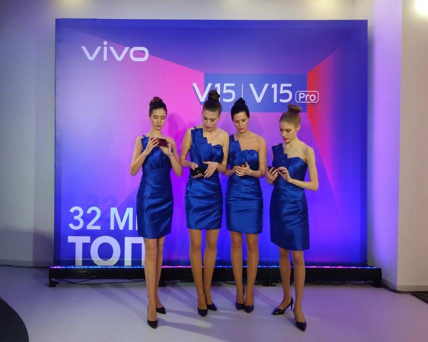 Совсем без рамок: Vivo представила смартфоны V15 и V15 Pro